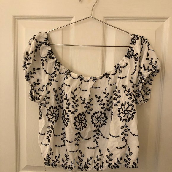 Off the shoulder black and white - Picture 1 of 4